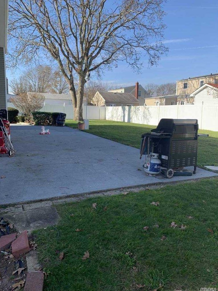 210 50th St, North Lindenhurst, NY 11757
