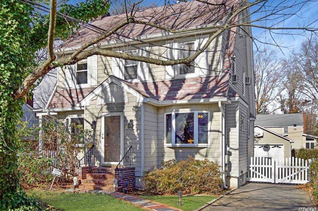 34 Roosevelt St, Glen Cove, NY 11542-1943
