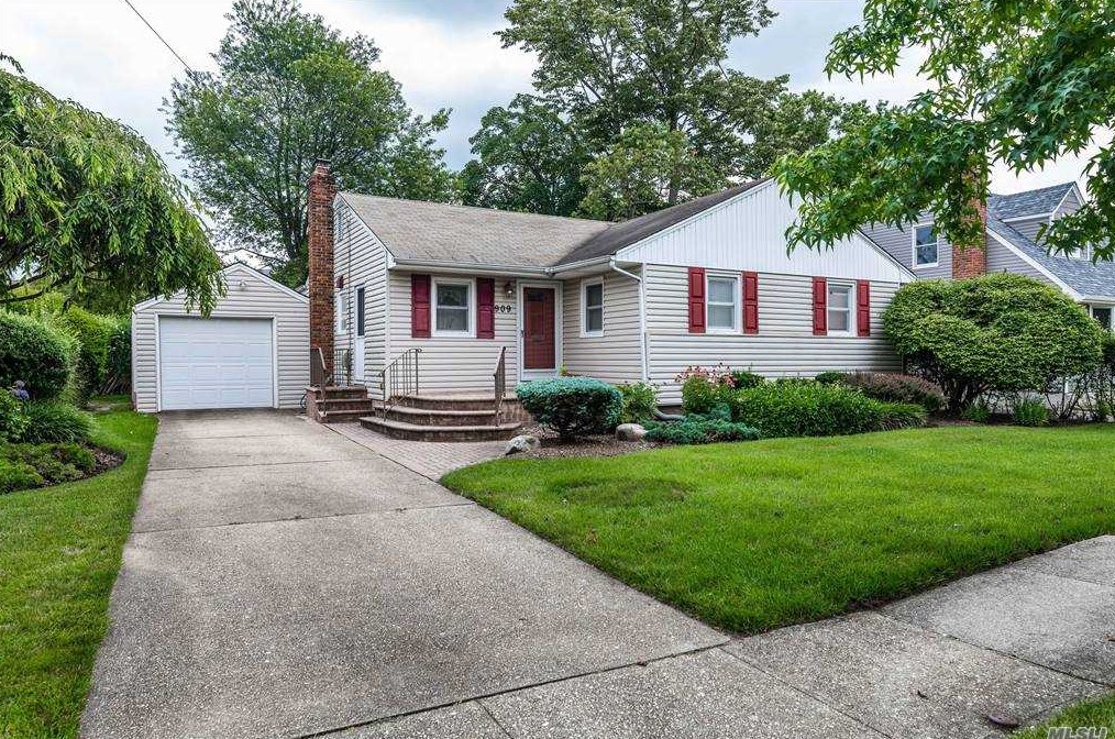 909 Maple Ln, Hempstead, NY 11554-4551