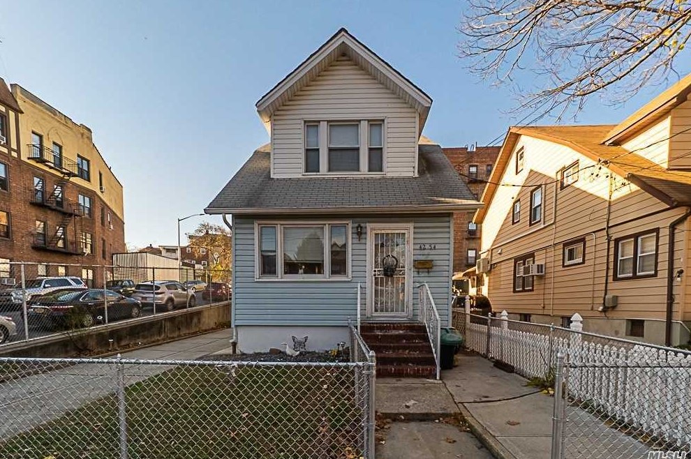 42-54 156th St, Flushing, NY 11355-2753