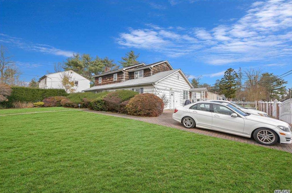 49 Jefferson Ave, Pine Air, NY 11717-3238