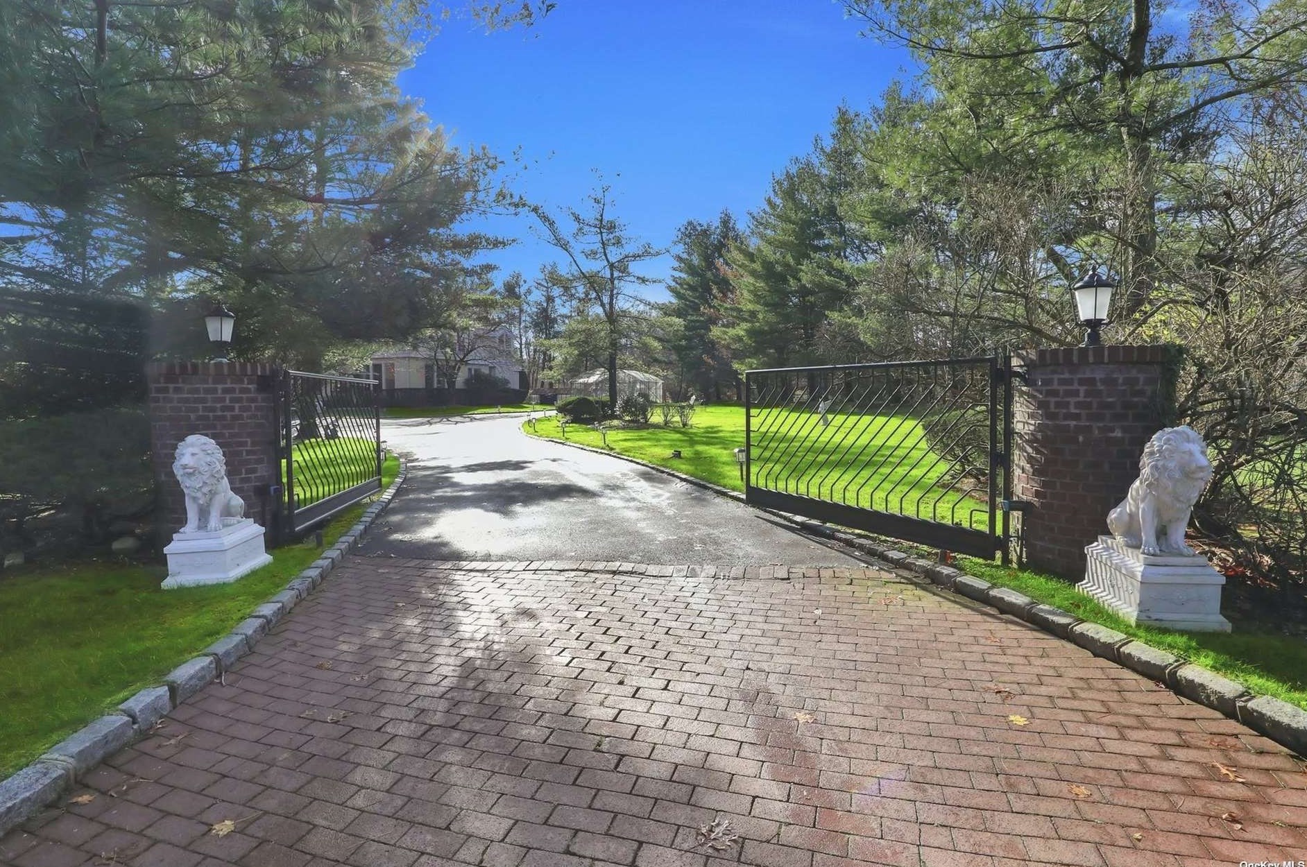 6 Quaker Ln, Westbury, NY 11568