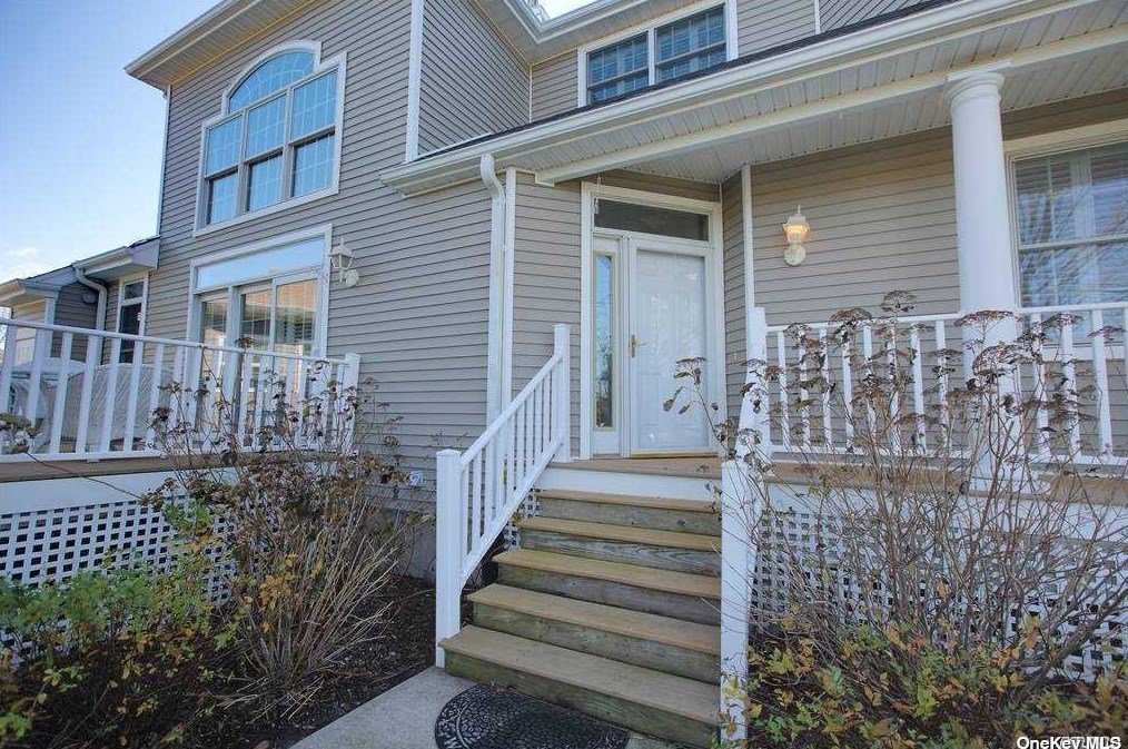107 Emilys Way, Strongs Neck, NY 11733-4122