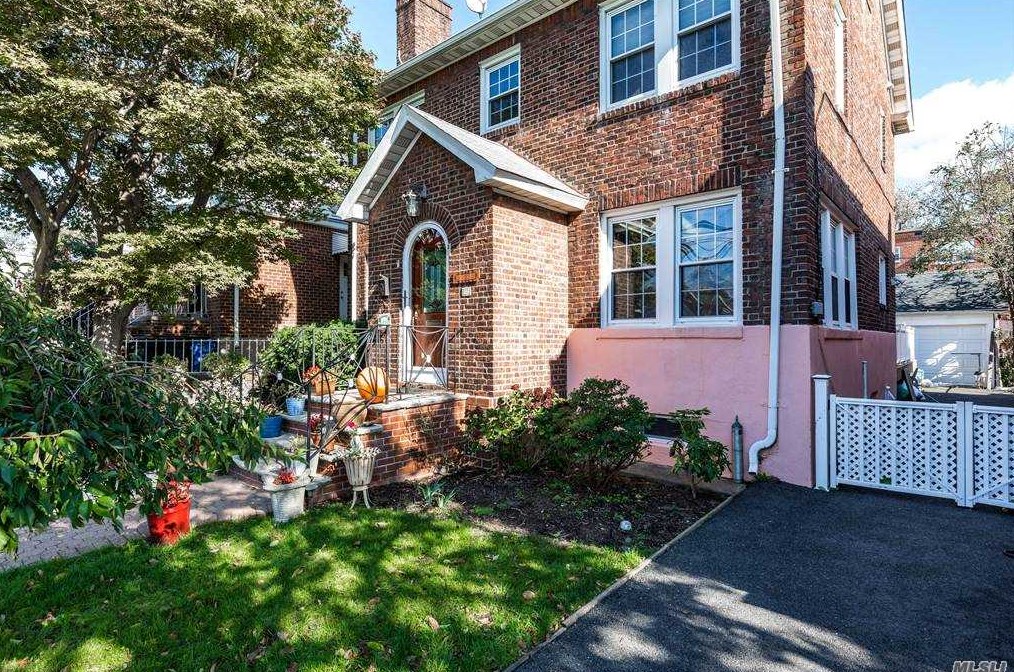 57-25 163rd St, Flushing, NY 11365-2912