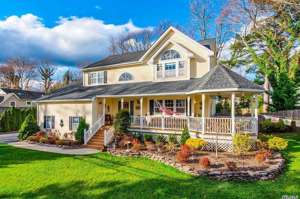 21 Harbor Heights Dr, Center Port, NY 11721-1620