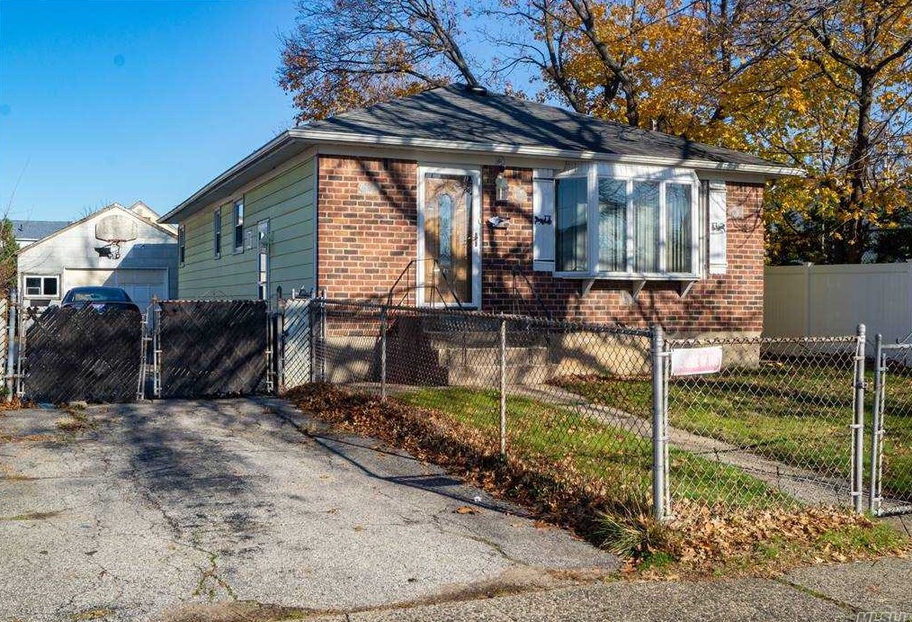 645 Midwood St, Hempstead, NY 11553-1602