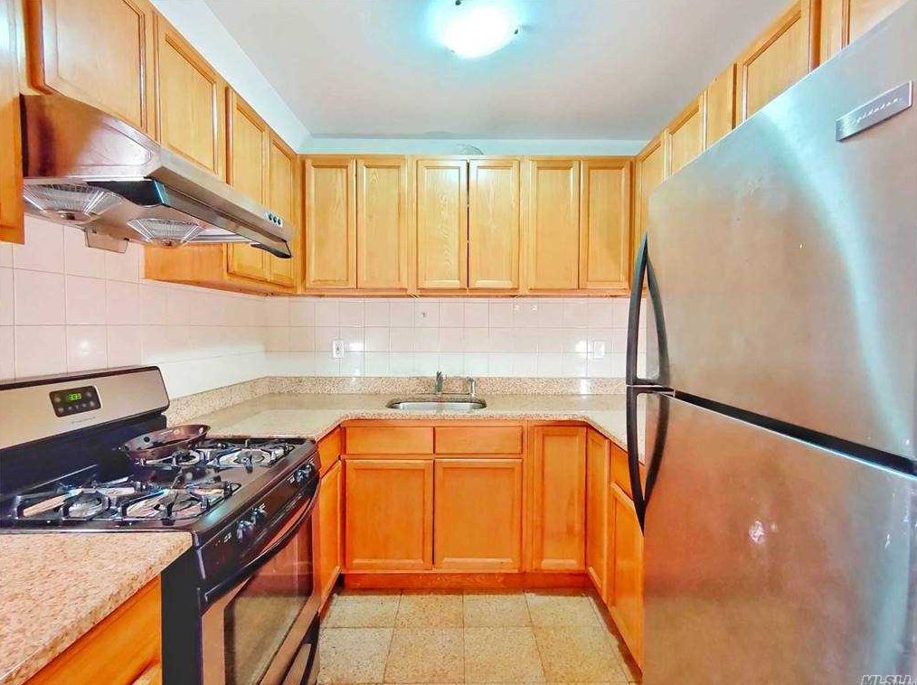 41-36 66th St, Flushing, NY 11377-5056