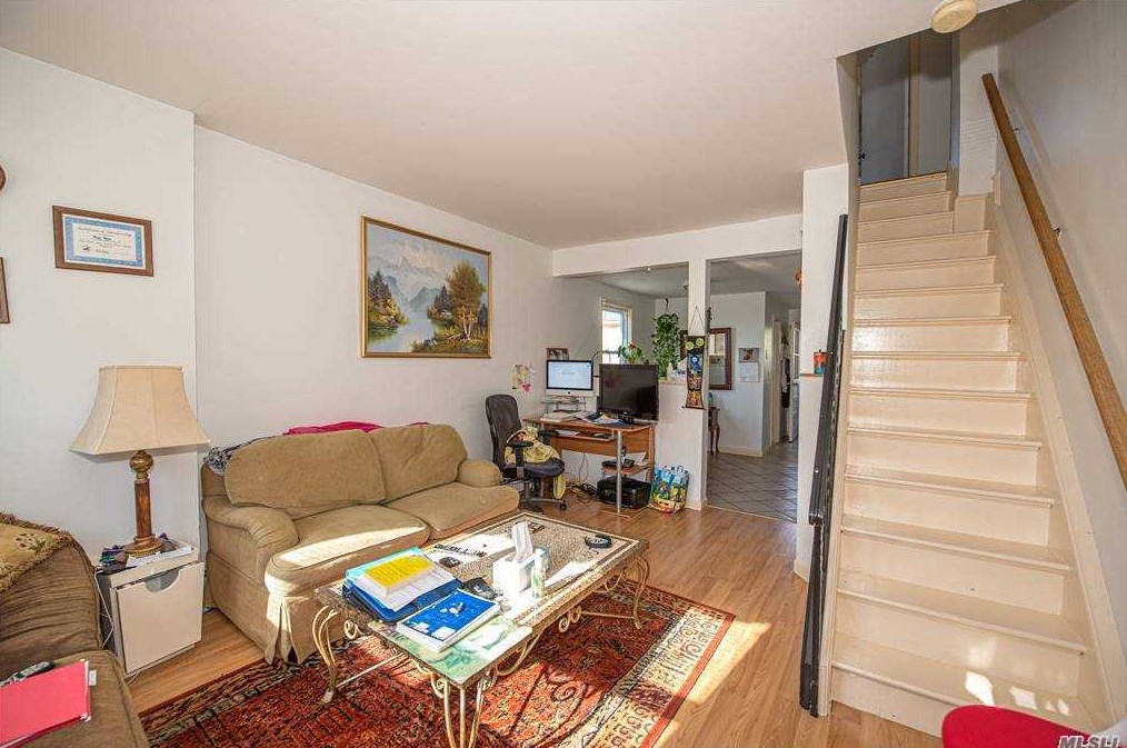 3 Avenue A, Port Washington, NY 11050-2418