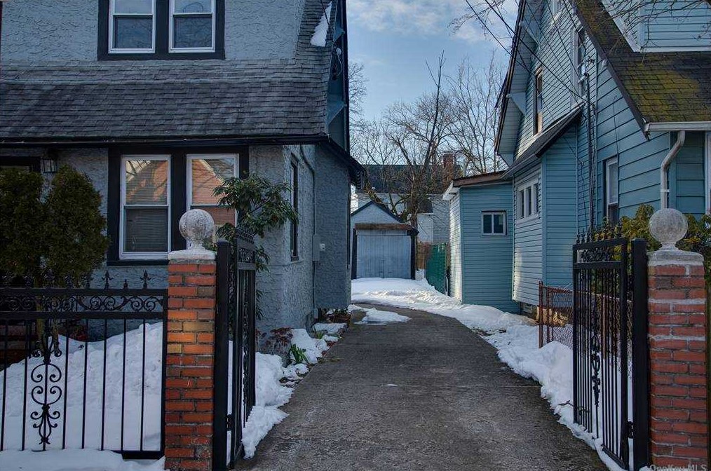 76 Burr Ave, Hempstead, NY 11550-2621