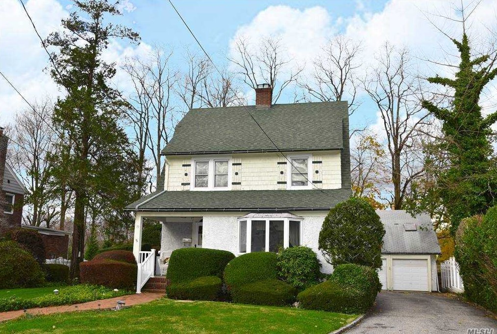 73 Ridge Dr, North Hills, NY 11030-3115