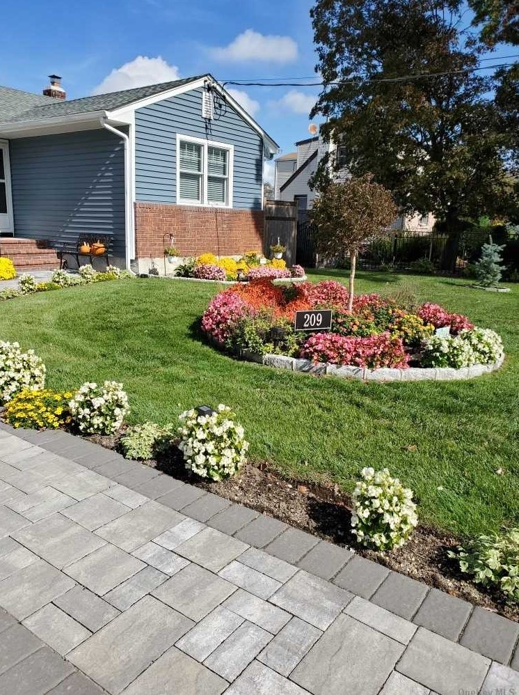 209 Beech St, East Massapequa, NY 11758-2502