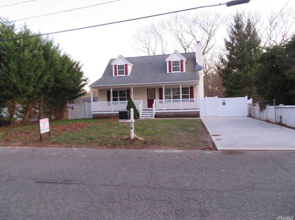 34 Carlton Ave, Manor Park, NY 11950-3231