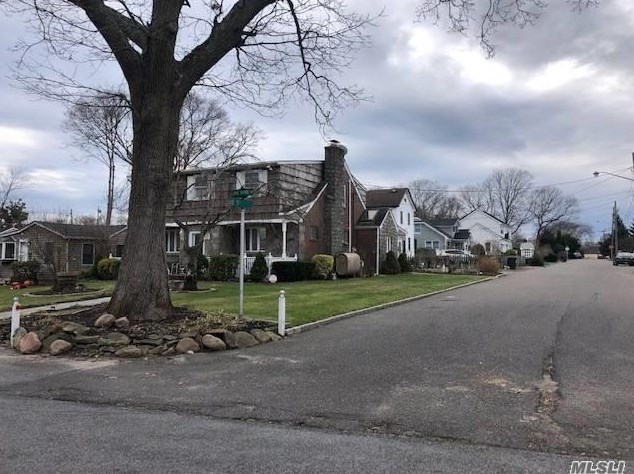 60 Lake Shore Dr, Canaan Lake, NY 11772-2357