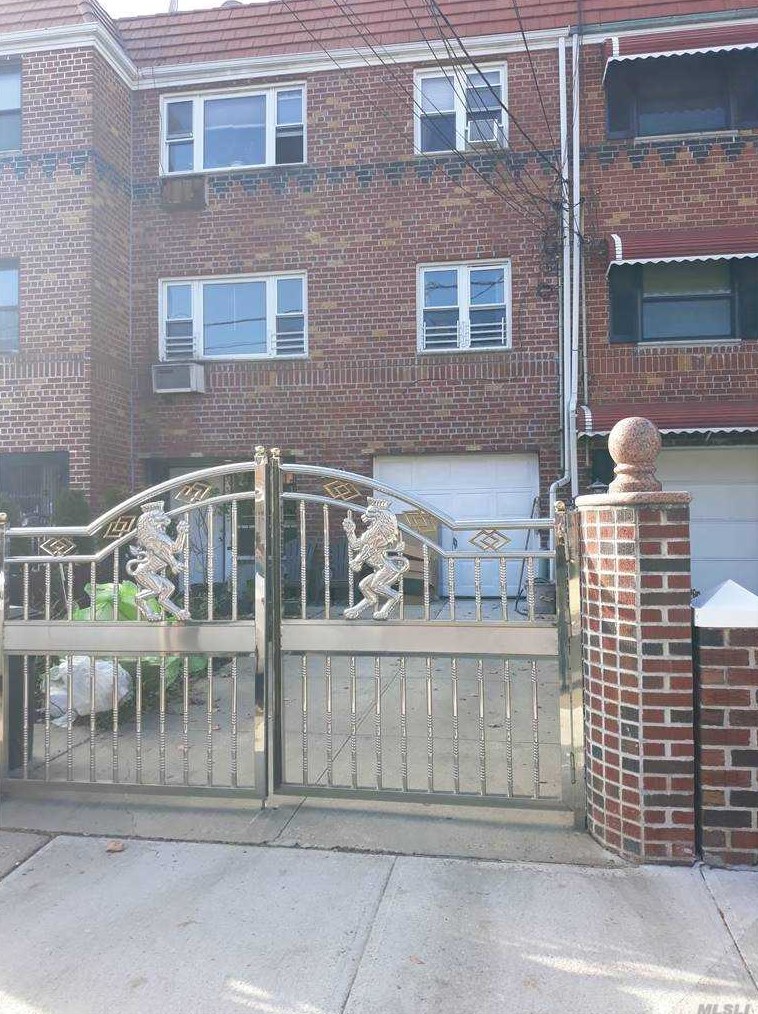 30-36 73rd St, Flushing, NY 11370-1012