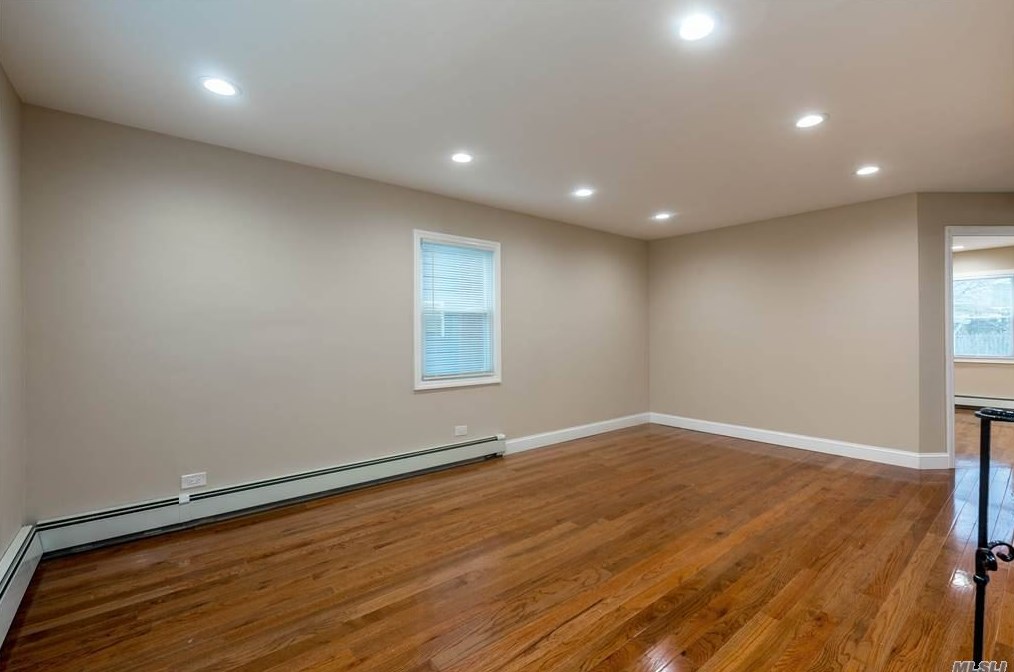57 President St, Hempstead, NY 11550-4732