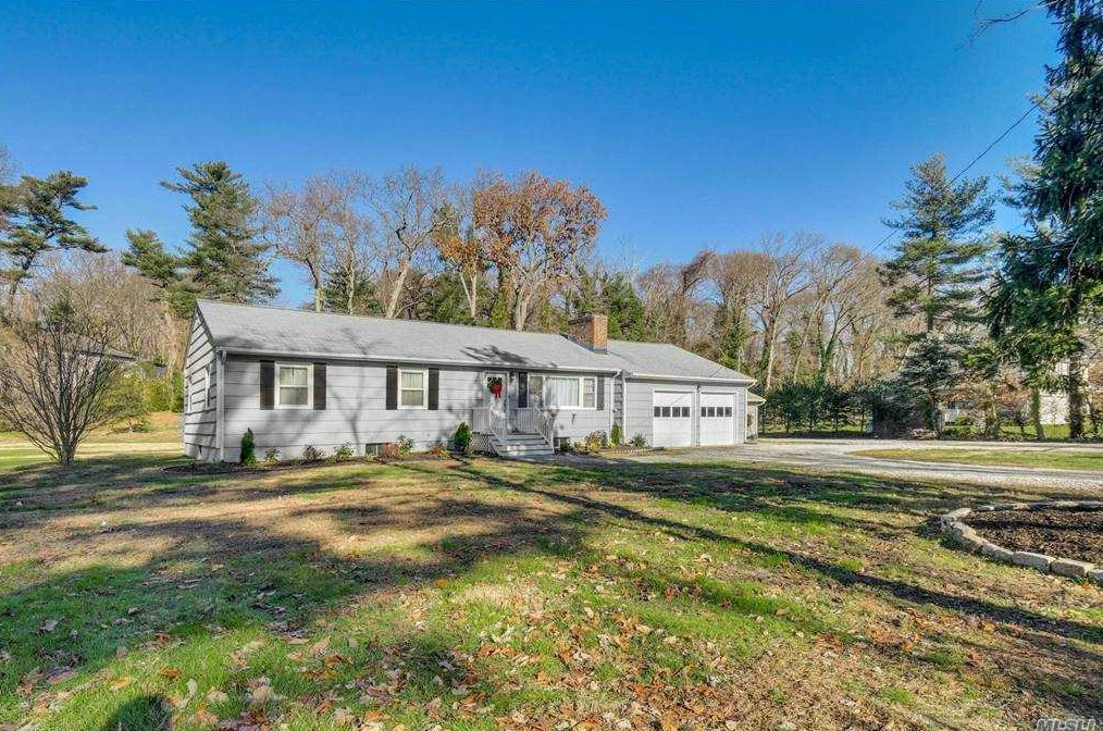 7 Mariners Ct, Center Port, NY 11721-1116
