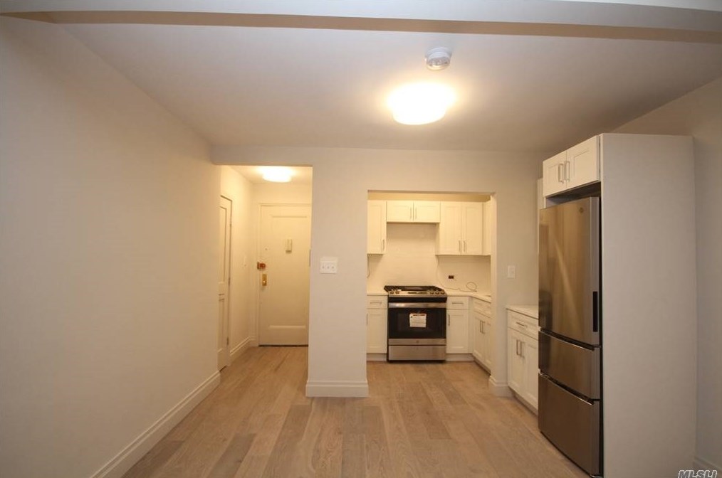 83-60 Vietor Ave, Flushing, NY 11373-3256