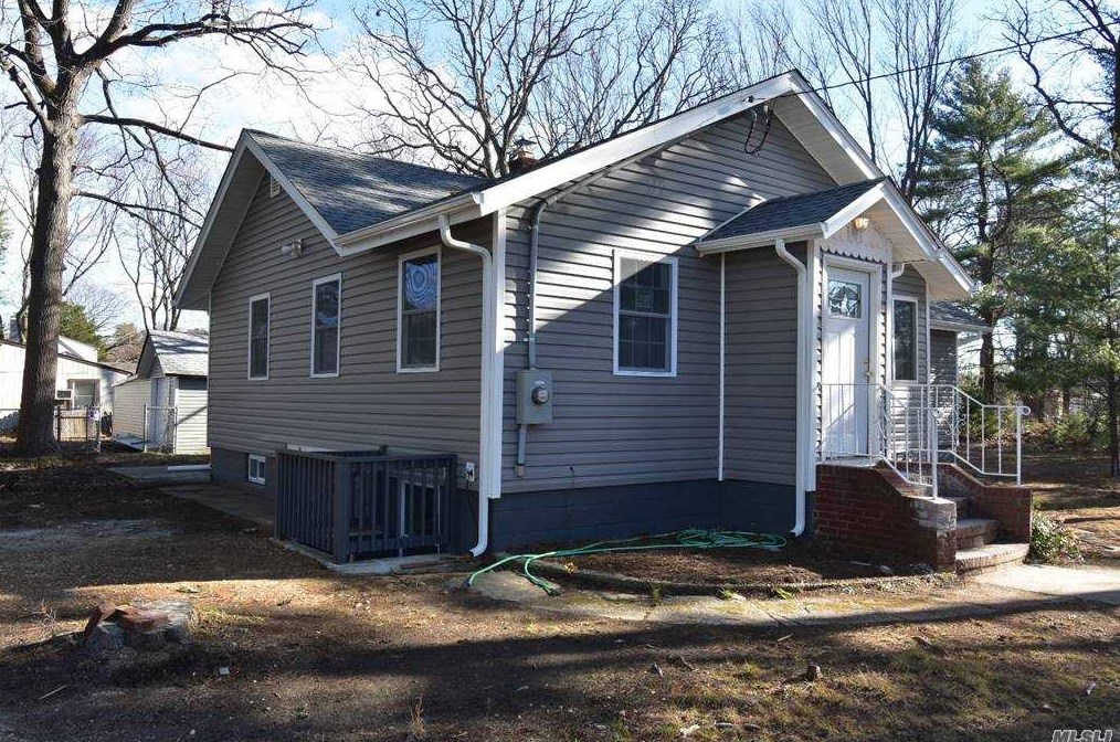 11 Willoughby St, Pine Air, NY 11717-4014