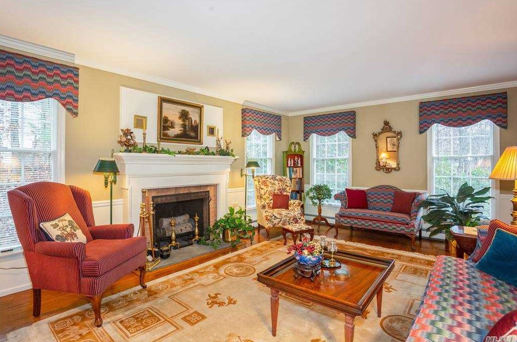 22 Jefferson Landing Cir, Prt Jefferson Station, NY 11777-1978