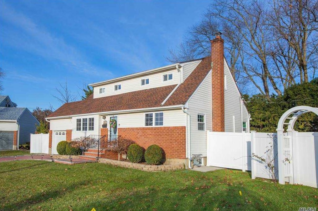 40 Locust Ln, Syosset, NY 11791-4832