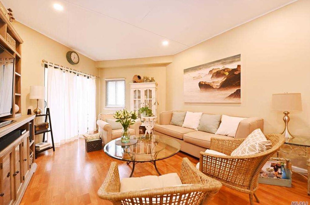 725 Miller Ave, Freeport, NY 11520-6349