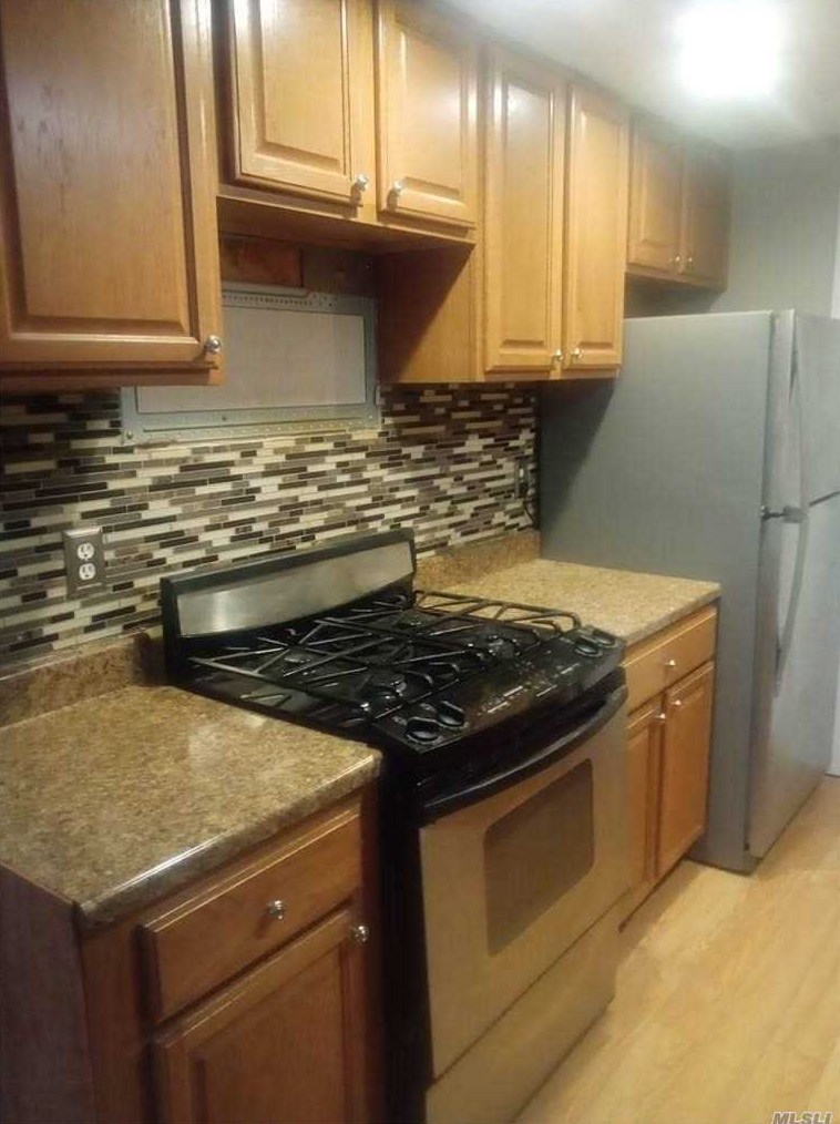 140 Golf Ln, Gordon Heights, NY 11763-1254