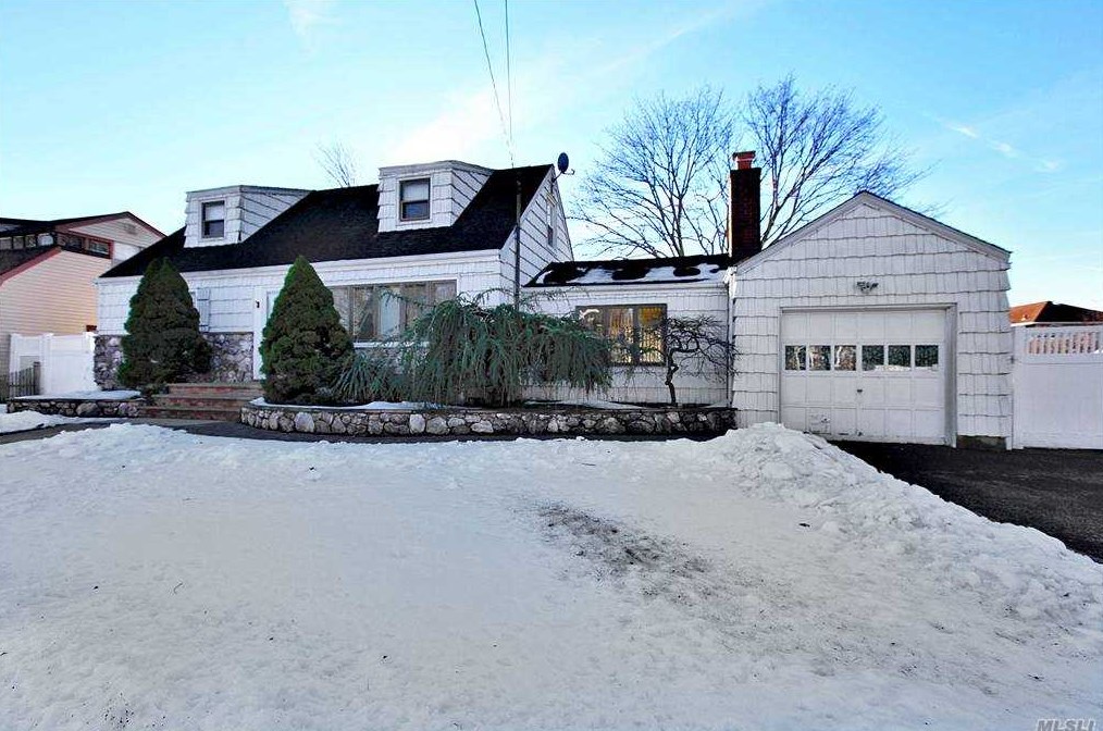 266 Nassau Ave, East Massapequa, NY 11758-3219