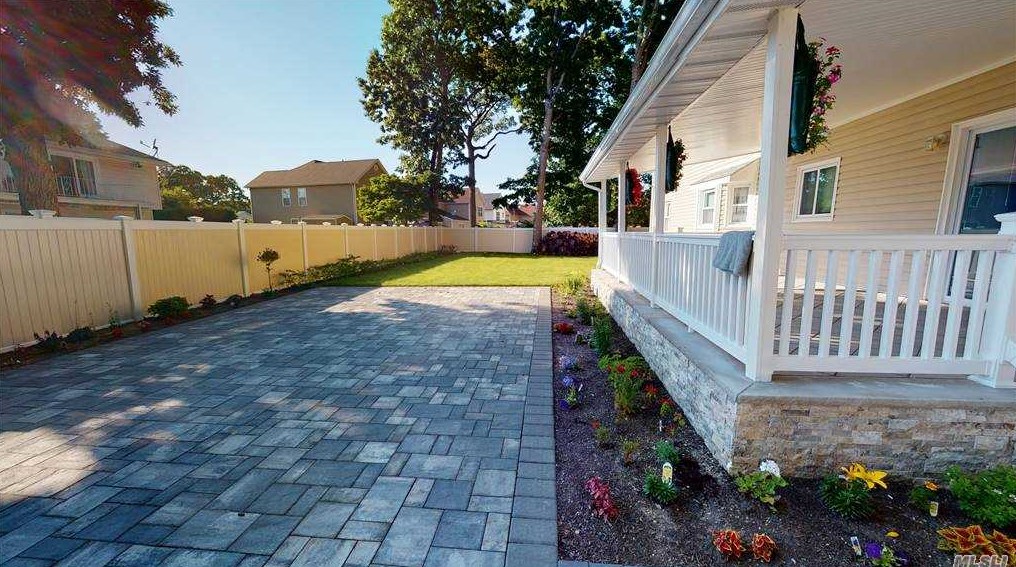 964 Orlando Ave, Hempstead, NY 11552-3941