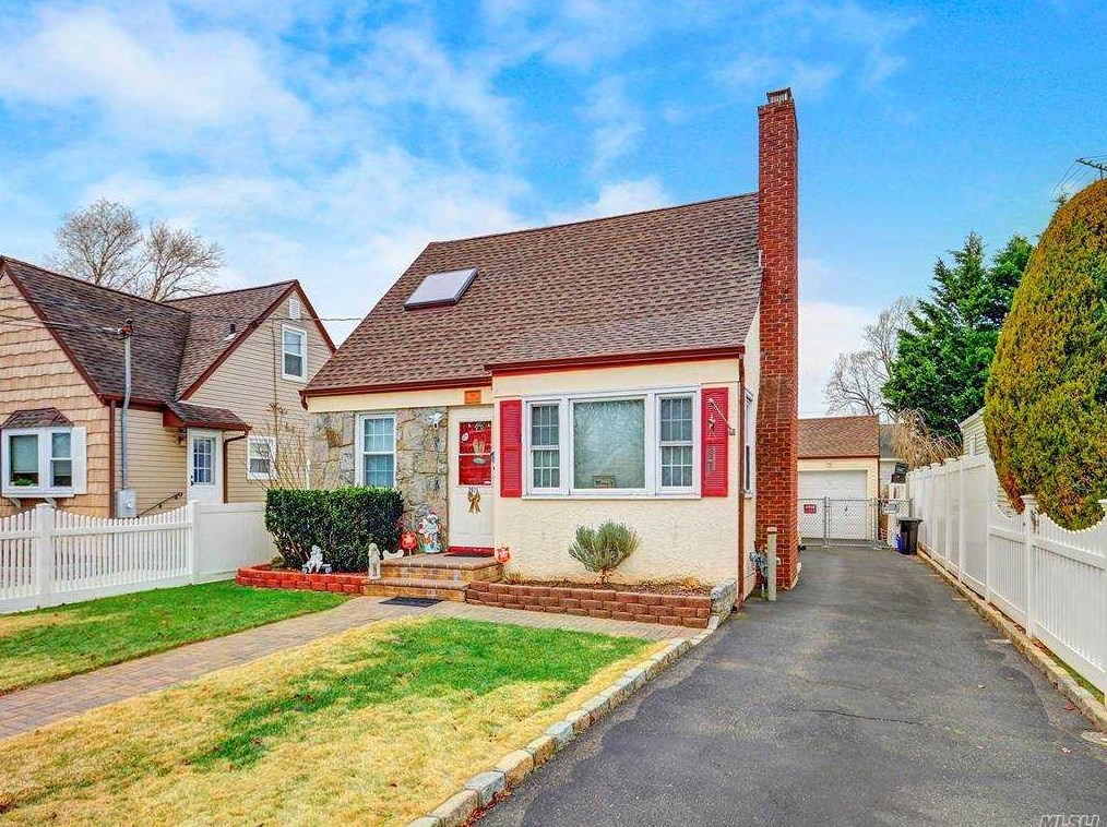 2626 Foxdale Ave, Rockville Centre, NY 11572-2446