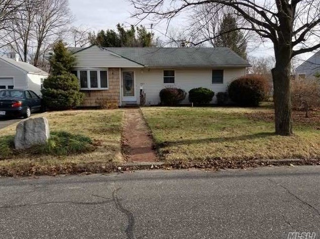 2817 Eagle Ave, Gordon Heights, NY 11763-1929