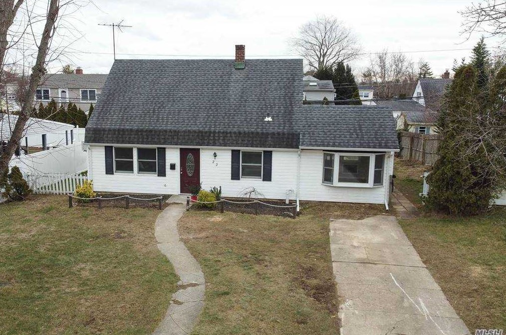 22 Stirrup Ln, Plainedge, NY 11756-3816