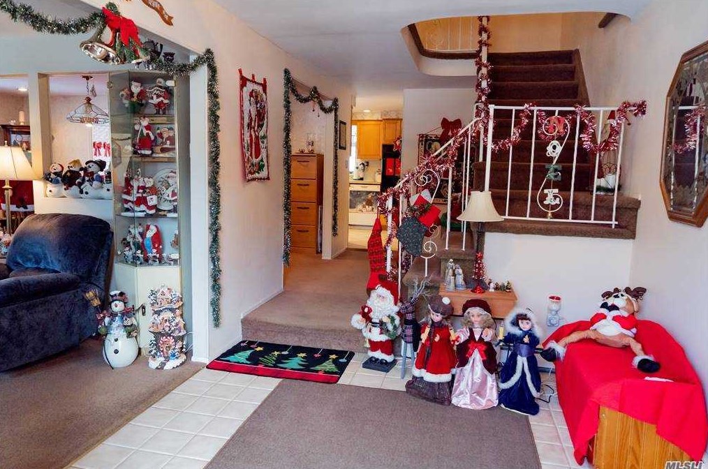 143 Old Post Dr, Hauppauge, NY 11788-3443