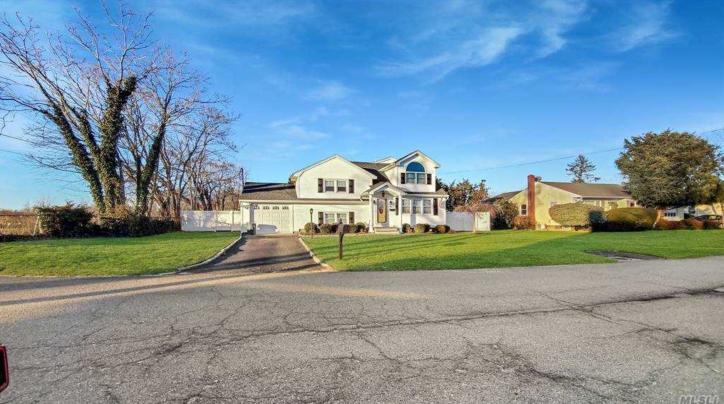 45 Lincoln Rd, Canaan Lake, NY 11772-1728