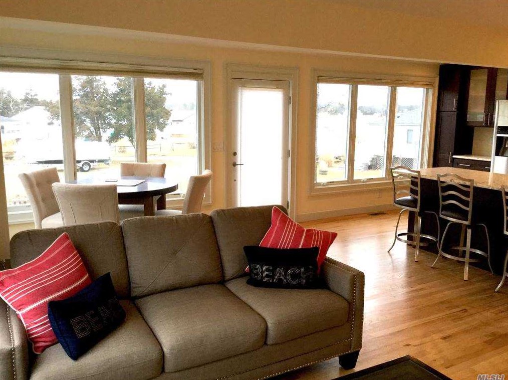 73 W Tiana Rd, Hampton Bays, NY 11946