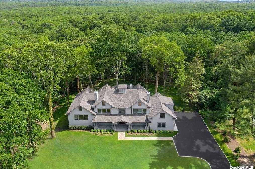 147 Laurel Ln, Syosset, NY 11791-1905