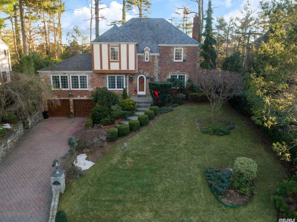 18 Soundview Crst, North Hills, NY 11030-3615