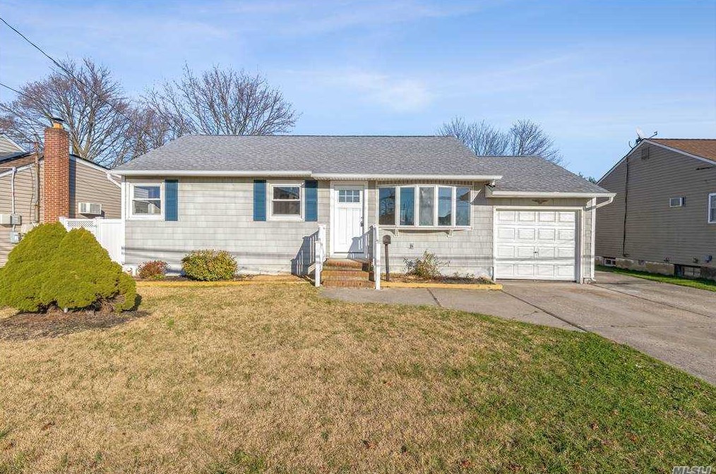 56 Frank St, North Lindenhurst, NY 11757