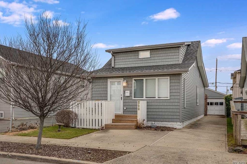 155 Radcliffe Rd, Barnum Island, NY 11558-1408