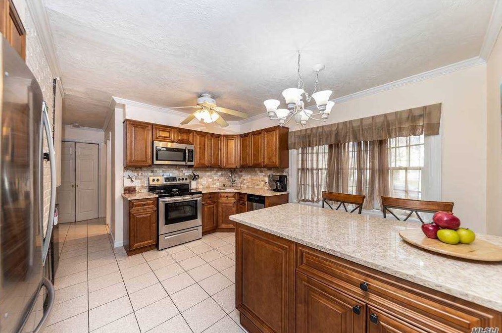 46 Sandpiper Ln, Plainedge, NY 11756-2134