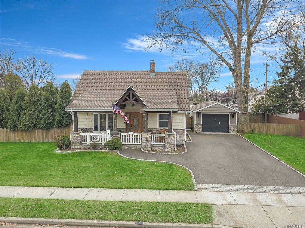 8 Homestead Ln, Plainedge, NY 11756-3920