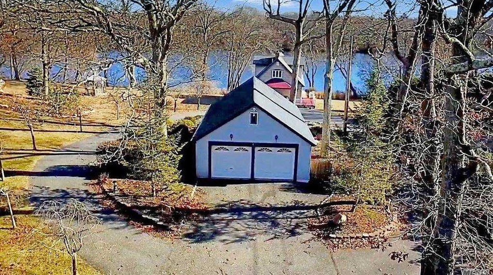 15 Rutland Rd, Manor Park, NY 11950-2807