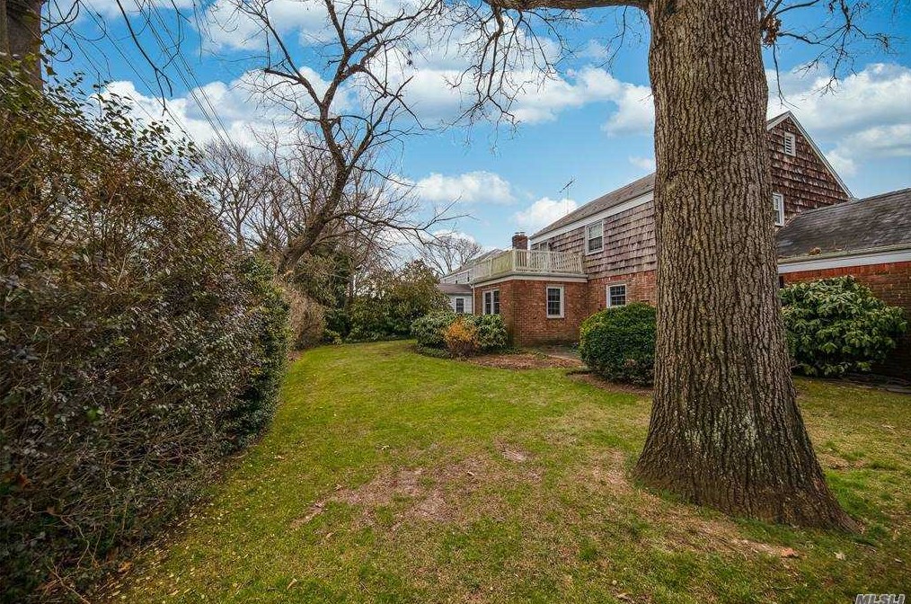 103 Atkinson Rd, Rockville Centre, NY 11570-1106