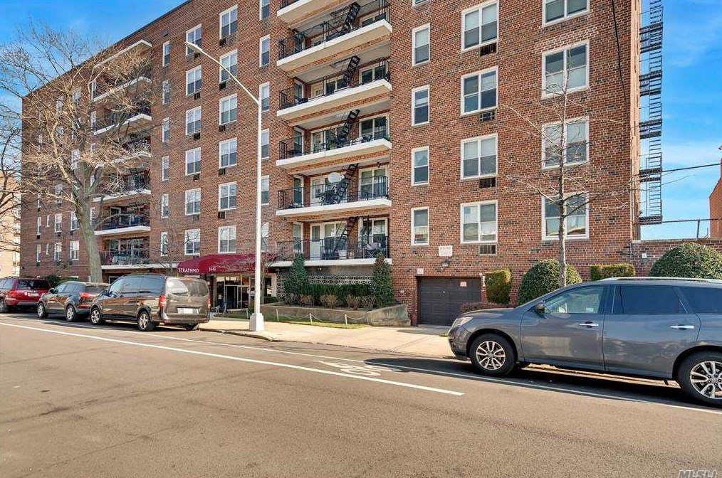 34-43 60th St, Flushing, NY 11377-1221