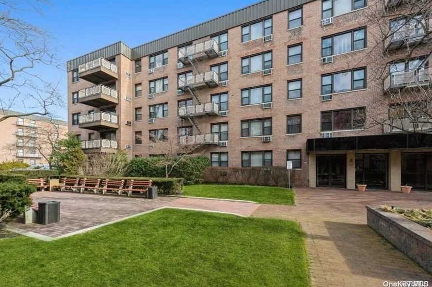 5 Birchwood Ct #5c, Garden City, NY 11501