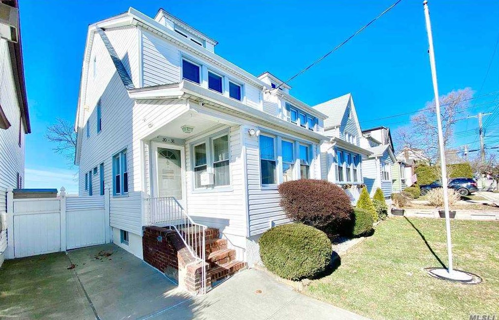 20-38 147th St, Flushing, NY 11357-1712
