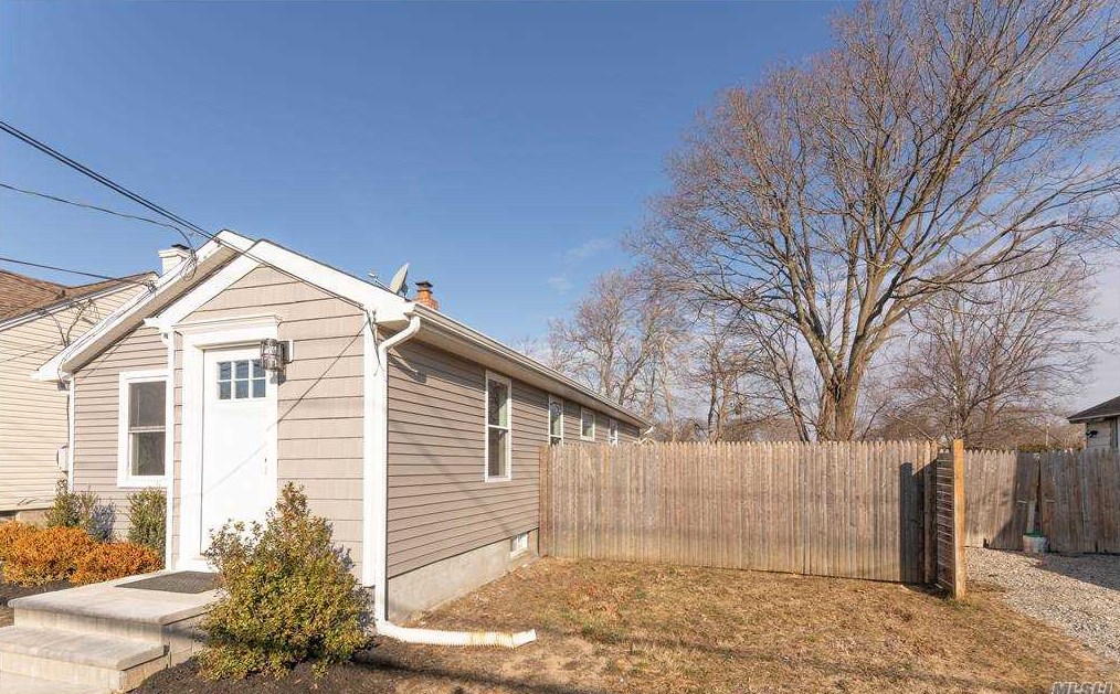 23 Vernon St, Canaan Lake, NY 11772-2707