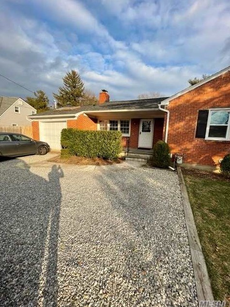 950 Glen Cove Ave, Muttontown, NY 11545