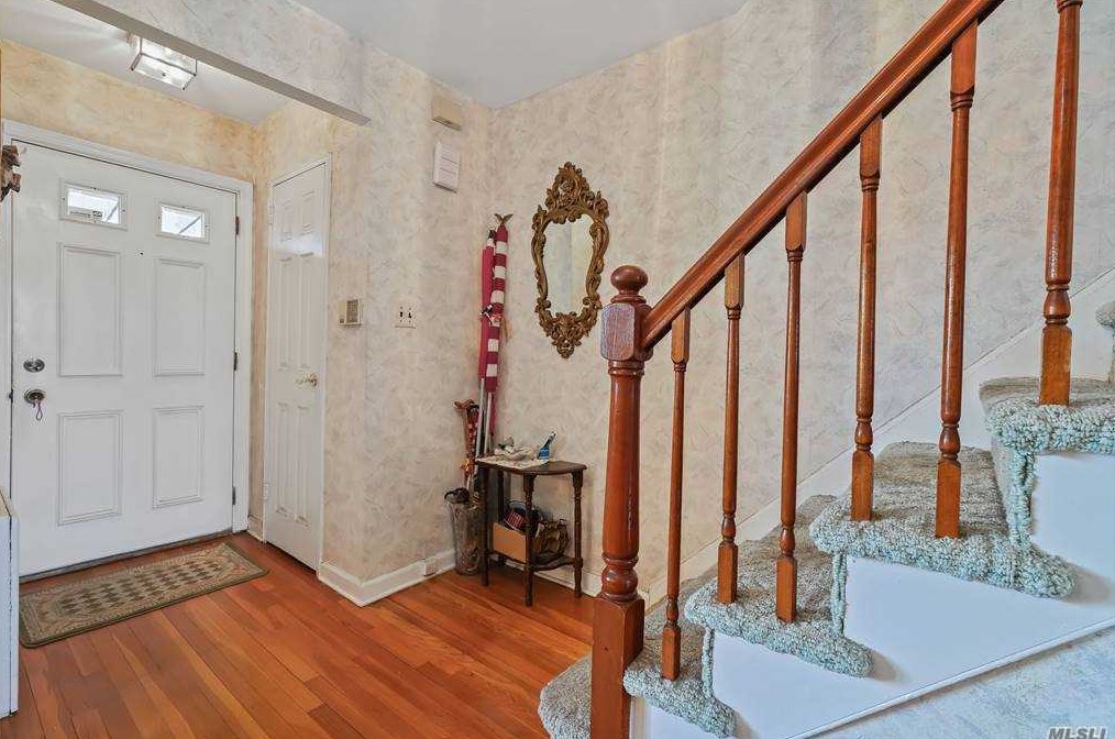 61-43 67th St, Flushing, NY 11379-3776
