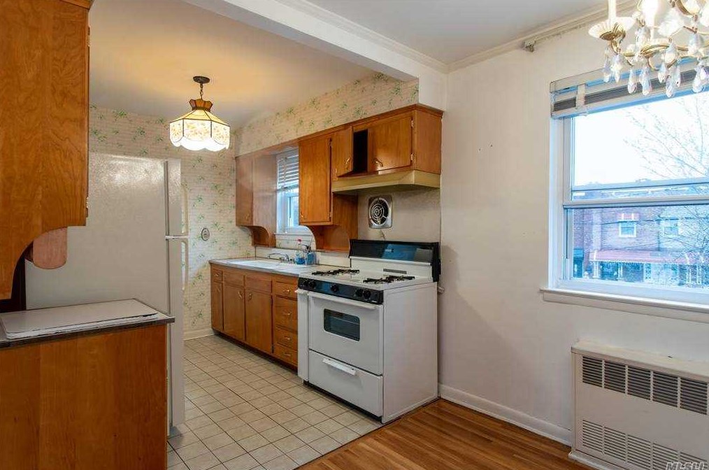 28-15 50th St, Flushing, NY 11377-7808