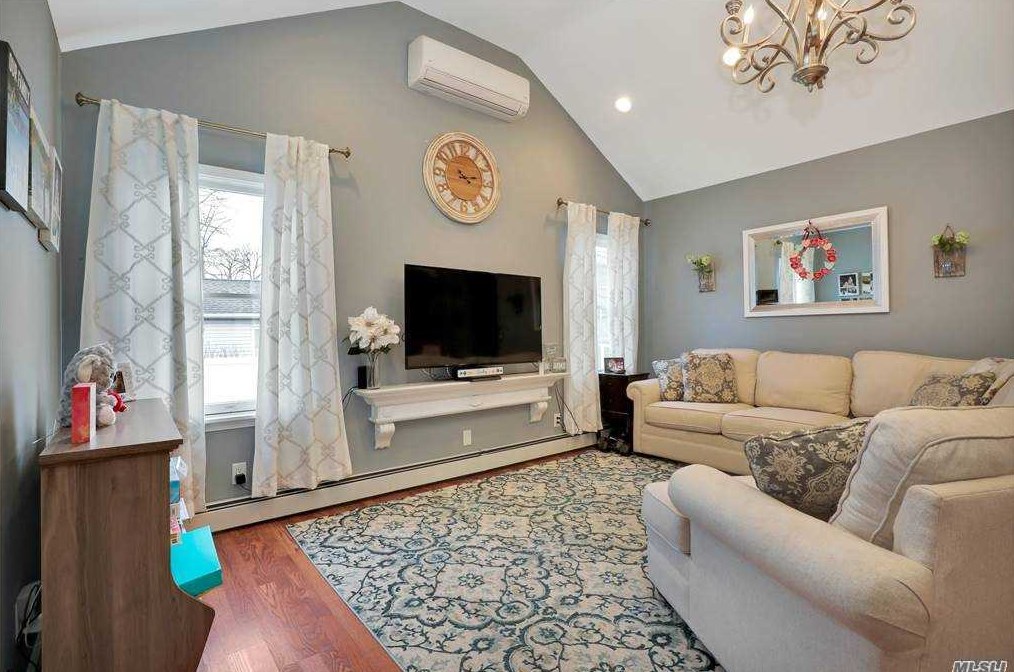 38 Florence Ave, Smithtown, NY 11787-5729